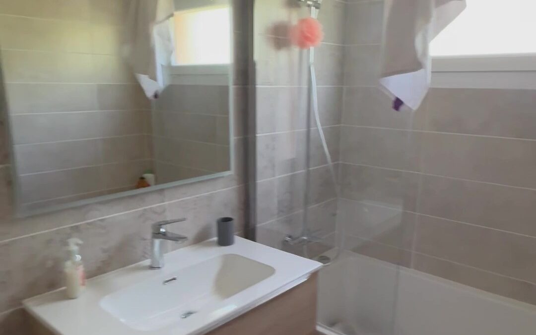 Une salle de bain moderne et élégante rénovée à Toulouse