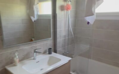Une salle de bain moderne et élégante rénovée à Toulouse